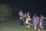 Lampionový průvod se strašením v zahradách.-a131